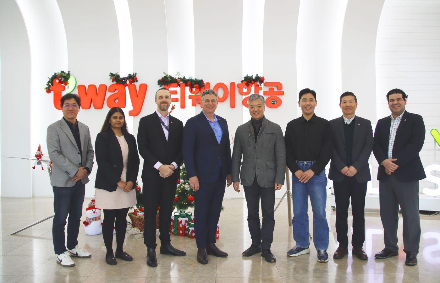 본문 이미지 - 하승홍 티웨이항공 운항 담당임원(오른쪽에서 네 번째), 마일스 브라운 보잉 글로벌 안전 관리국 총괄(왼쪽에서 세 번째), 앤드류 굿살 보잉 아시아태평양 총괄 수석 기장(왼쪽에서 네 번째) 및 관계자들이 서울 강서구에 위치한 티웨이항공 훈련센터에서 기념 촬영하고 있다. (티웨이항공 제공)