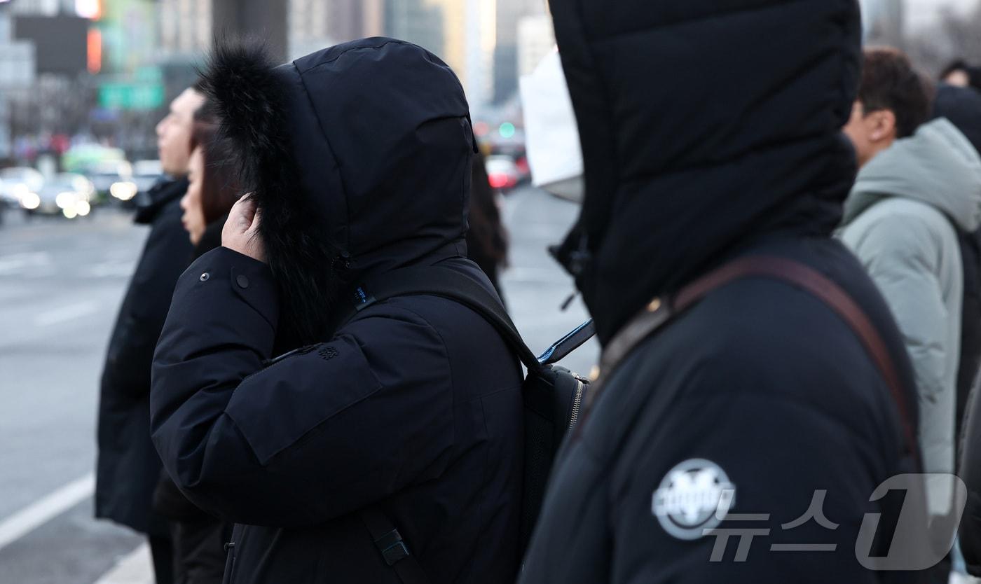 본문 이미지 - 연일 강추위가 이어지는 29일 오전 서울 종로구 세종대로 사거리에서 시민들이 이동하고 있다. 2026.1.29 ⓒ 뉴스1 최지환 기자