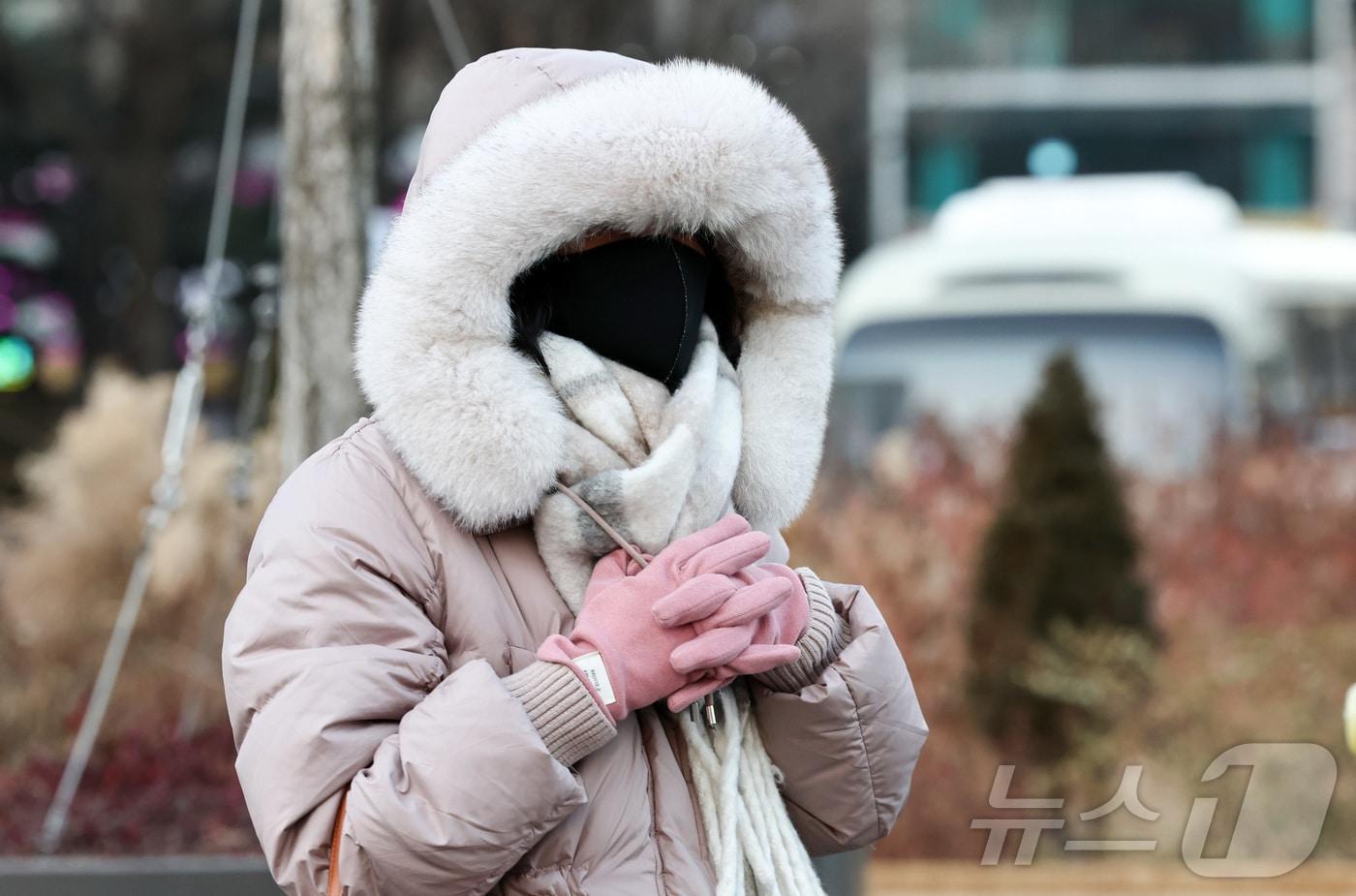 본문 이미지 - 연일 강추위가 이어지는 29일 오전 서울 종로구 세종대로 사거리에서 시민들이 이동하고 있다. 2026.1.29/뉴스1 ⓒ News1 최지환 기자