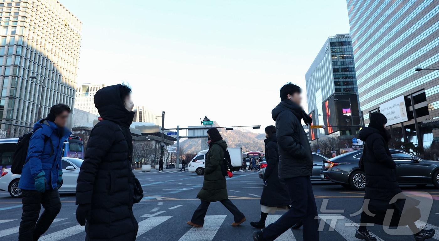 본문 이미지 - 연일 강추위가 이어지는 29일 오전 서울 종로구 세종대로 사거리에서 시민들이 이동하고 있다. 2026.1.29/뉴스1 ⓒ News1 최지환 기자
