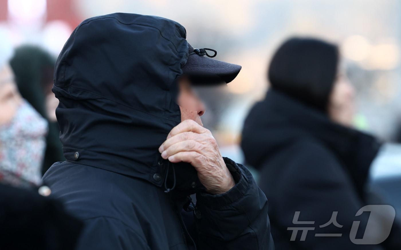 본문 이미지 - 두꺼운 옷 입은 시민들.(뉴스1 DB)