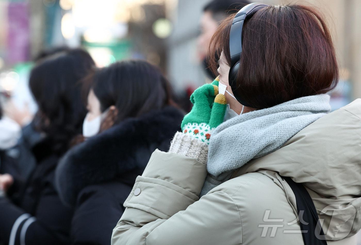 본문 이미지 - 지난달 29일 오전 서울 종로구 세종대로 사거리에서 시민들이 이동하고 있다. 2026.1.29/뉴스1 ⓒ News1 최지환 기자
