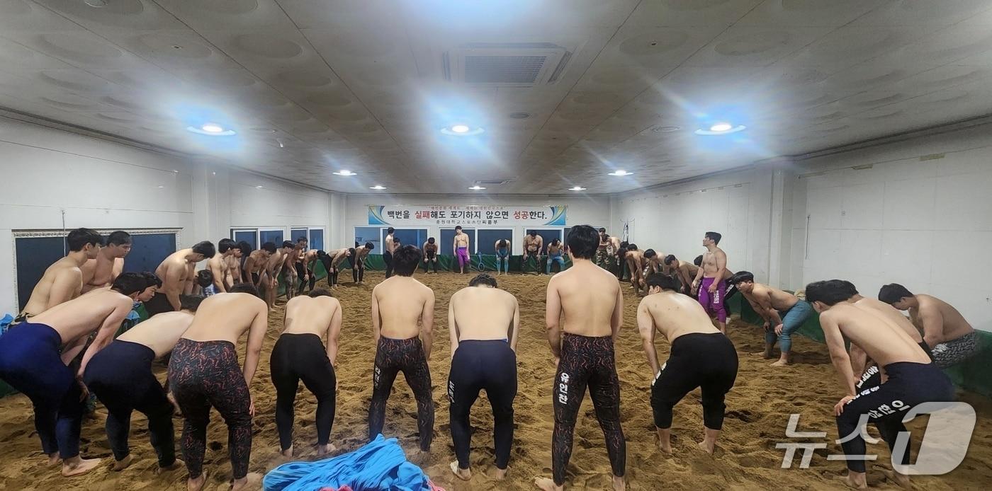 본문 이미지 - 충북 괴산을 찾아 전지훈련 중인 씨름팀.(괴산군 제공, 재판매 및 DB금지)/뉴스1