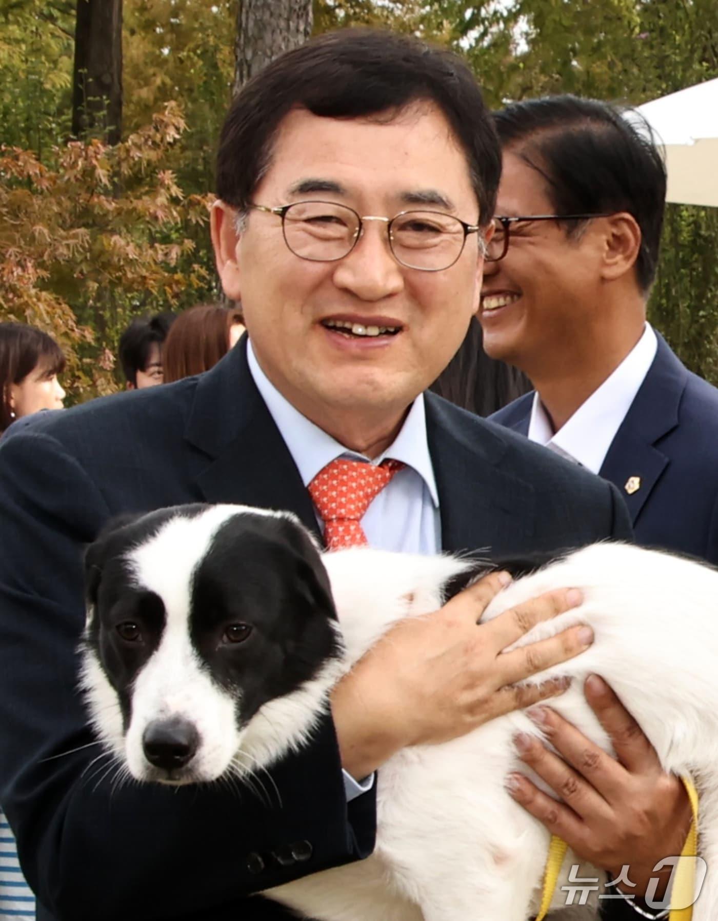 본문 이미지 - 주낙영 경북 경주시장이 자난해 열린 반려견 페스티벌을 찾은 모습. (경주시제공, 재판매 및 DB금지) 2026.1.29/뉴스1 