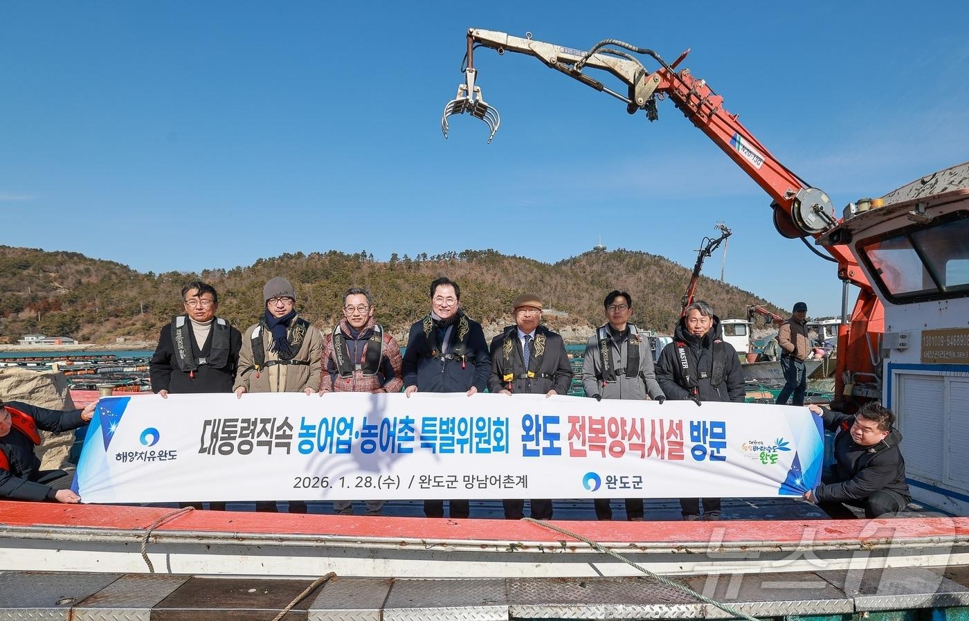 본문 이미지 - 완도군 전복 양식장을 찾은 대통령 직속 자문기구 _농어업, 농어촌 특별위원회(완도군 제공. 재판매 및 DB금지) /뉴스1 