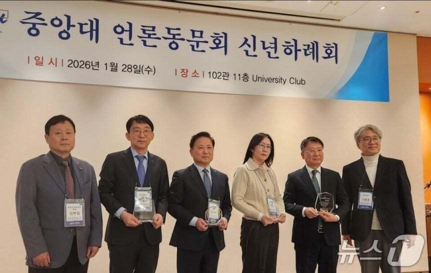 본문 이미지 - 중앙대학교언론동문회는 '2026 중앙언론동문상' 수상자로 김낙곤(국어국문 87) 광주MBC 대표이사 사장과 신화숙(신문방송 87) 브릿지경제 부국장을 선정했다.(중앙대언론동문회 제공)