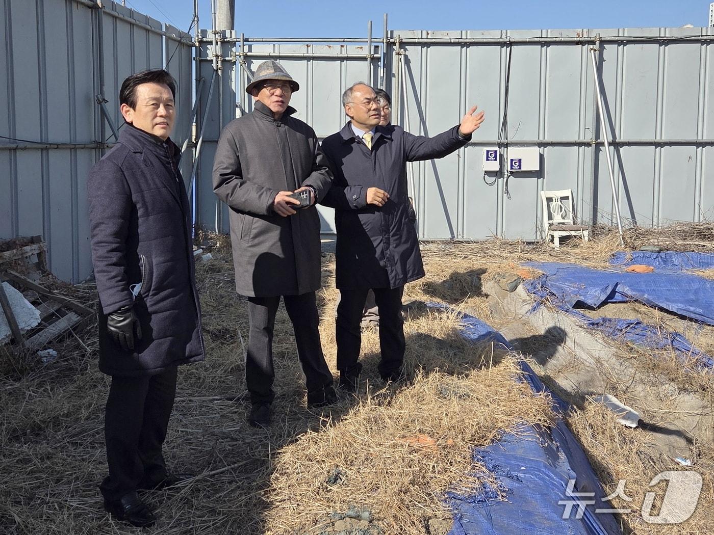 본문 이미지 - 조규일 진주시장(왼쪽)과 유홍준 국립중앙박물관 관장(왼쪽 두번째)이 28일 국립진주박물관 신축 이전 예정지 현장 점검을 하고 있다(진주시 제공. 재판매 및 DB금지).