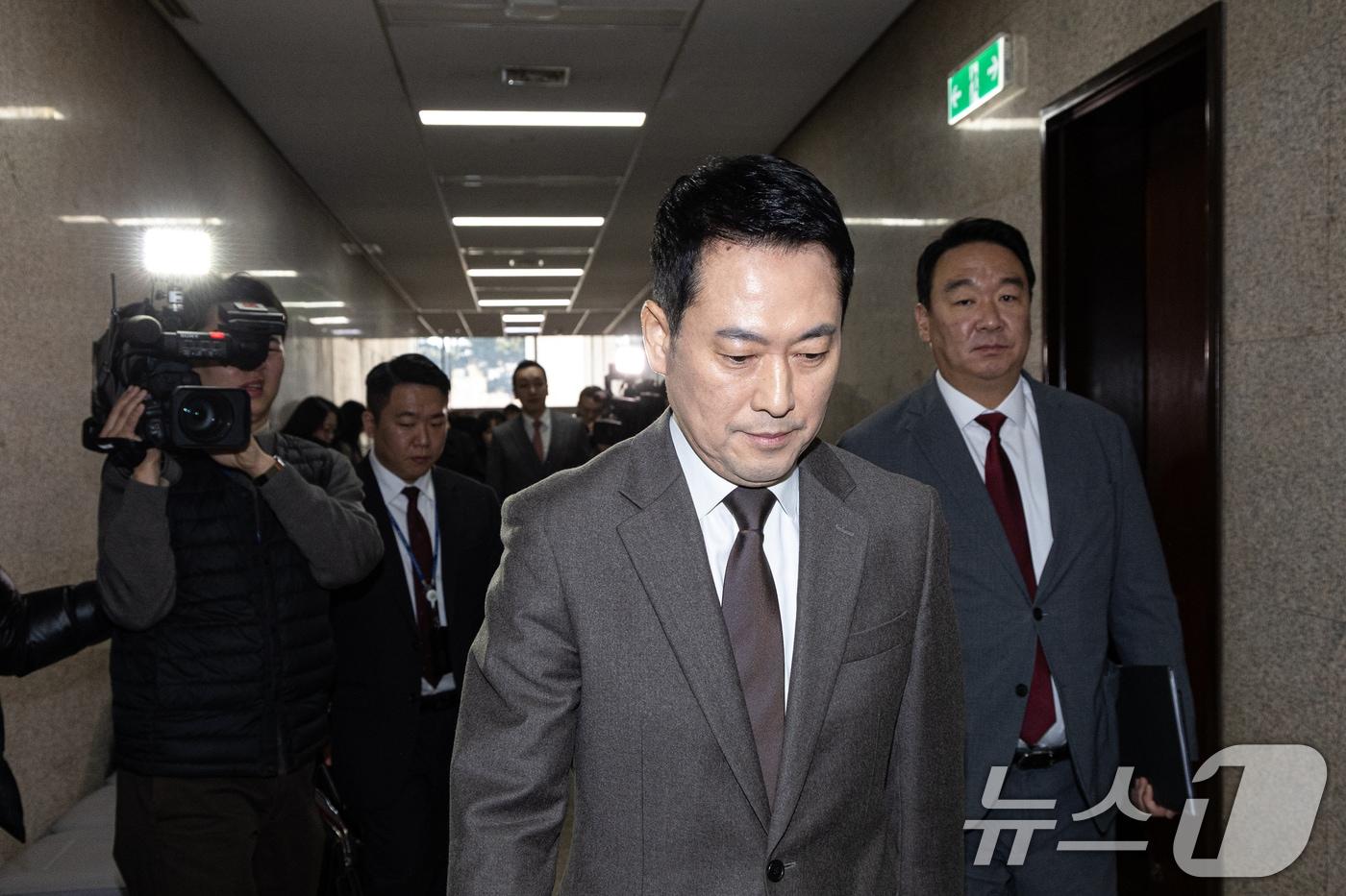 본문 이미지 - 장동혁 국민의힘 대표가 29일 서울 여의도 국회에서 열린 최고위원회의를 마치고 대표실로 향하고 있다. 이날 국민의힘 최고위원회의에서는 한동훈 전 대표의 '당원 게시판' 사건과 관련해 제명안에 대한 의결 절차를 진행, 의결했다. 2026.1.29/뉴스1 ⓒ News1 이승배 기자