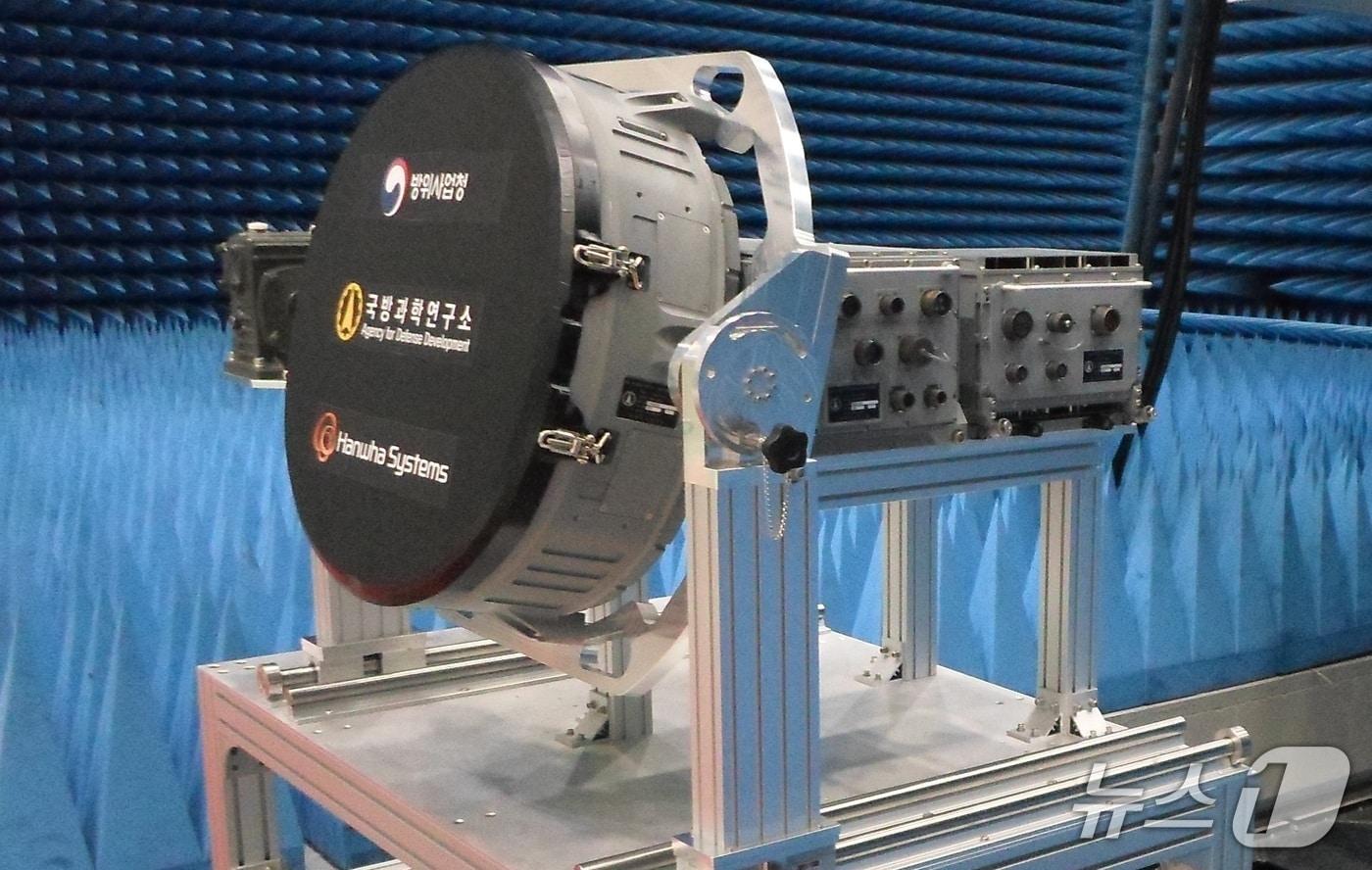 본문 이미지 - 한국형전투기 'KF-21'의 AESA 레이다 형상. (ADD 제공)