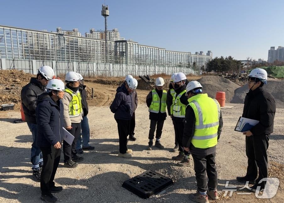 본문 이미지 - 정명섭 대구도시개발공사 사장(왼쪽 다섯번째)이 수성지식기반산업단지 현장을 찾아 안전관리 실태를 점검하고 있다.(대구도시개발공사 제공, 재판매 및 DB 금지)