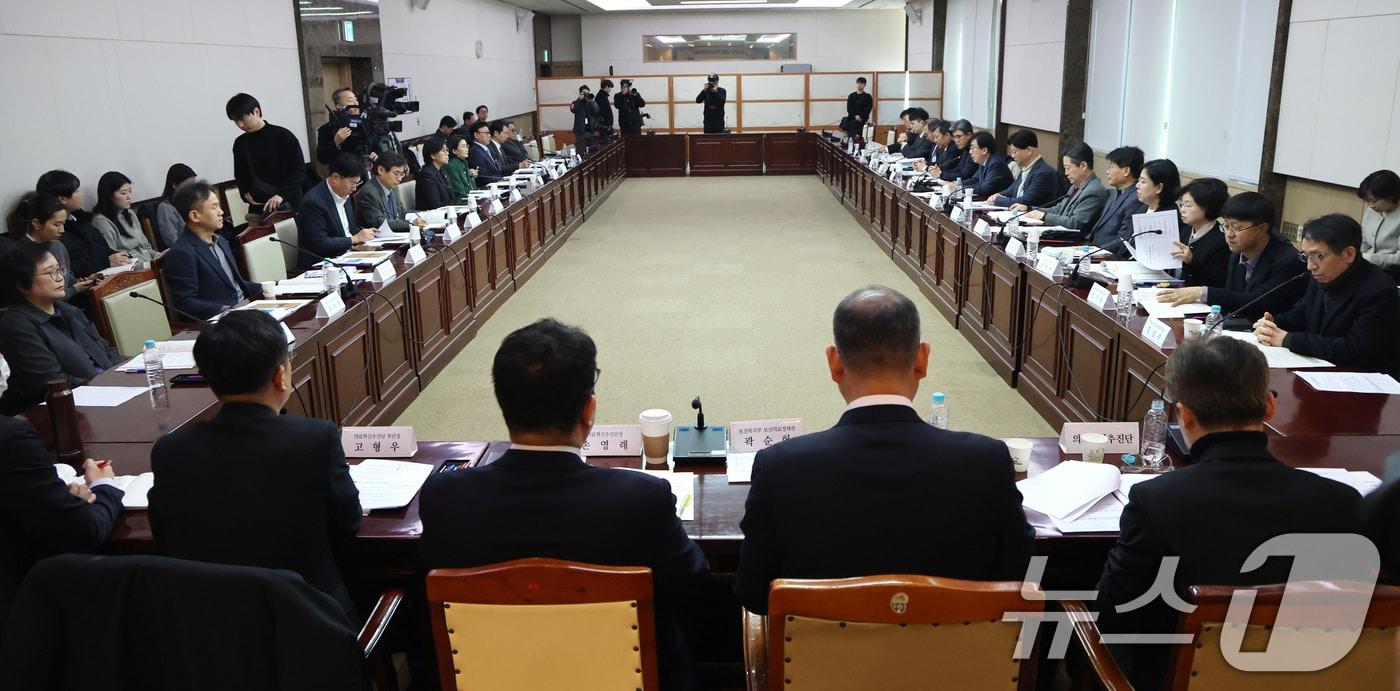 본문 이미지 - 정기현 의료혁신위원회 위원장이 29일 서울 종로구 정부서울청사에서 열린 제2차 의료혁신위원회 회의에서 모두발언을 하고 있다. 2026.1.29/뉴스1 ⓒ News1 임세영 기자