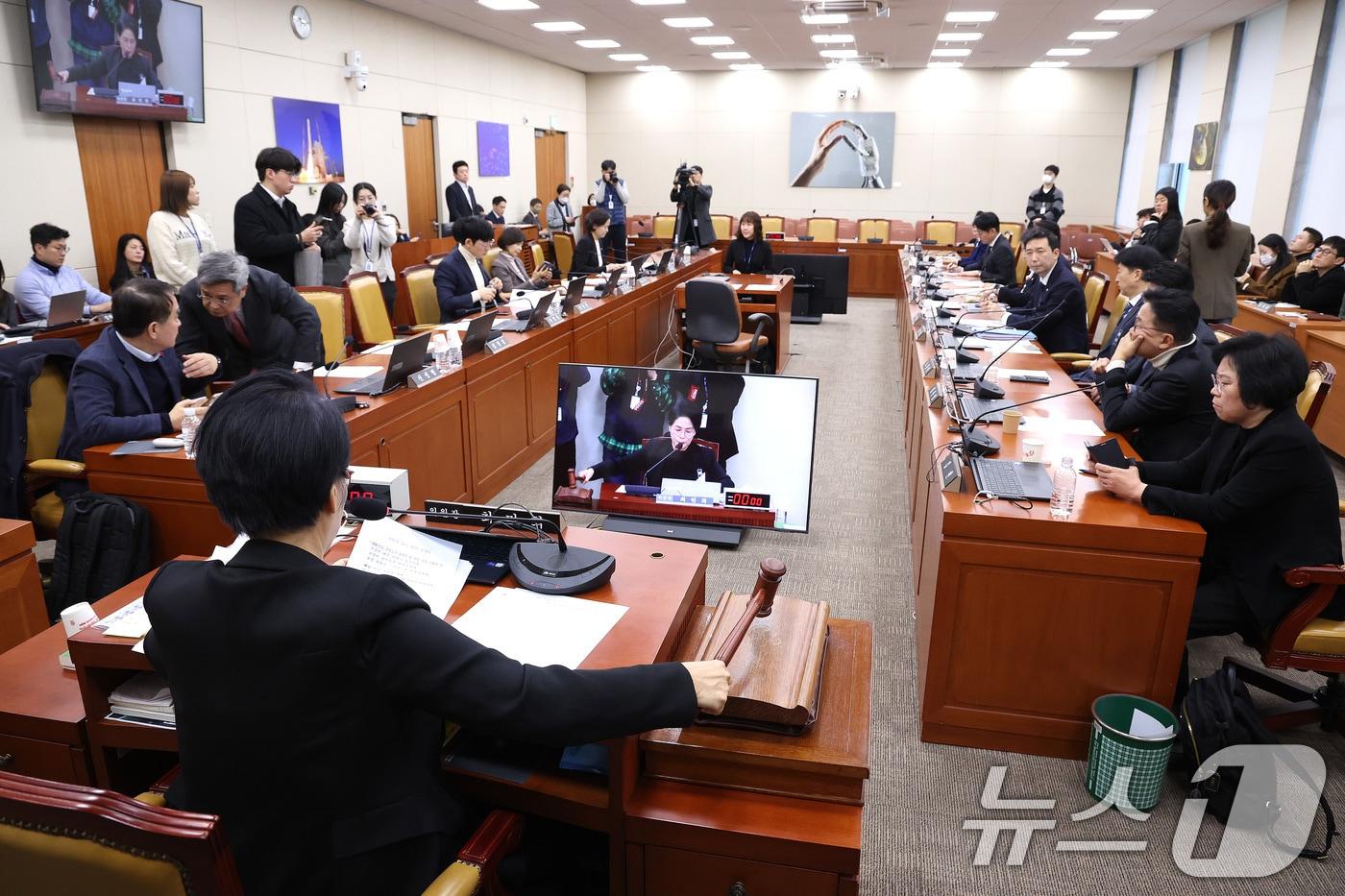 본문 이미지 - 최민희 위원장이 29일 서울 여의도 국회에서 열린 과학기술정보방송통신위원회 전체회의에서 여야 의원들이 이진숙 전 방송통신위원장 등에 대한 국정감사 증인 고발의 건을 가결시키고 있다. 2026.1.29/뉴스1 ⓒ News1 신웅수 기자