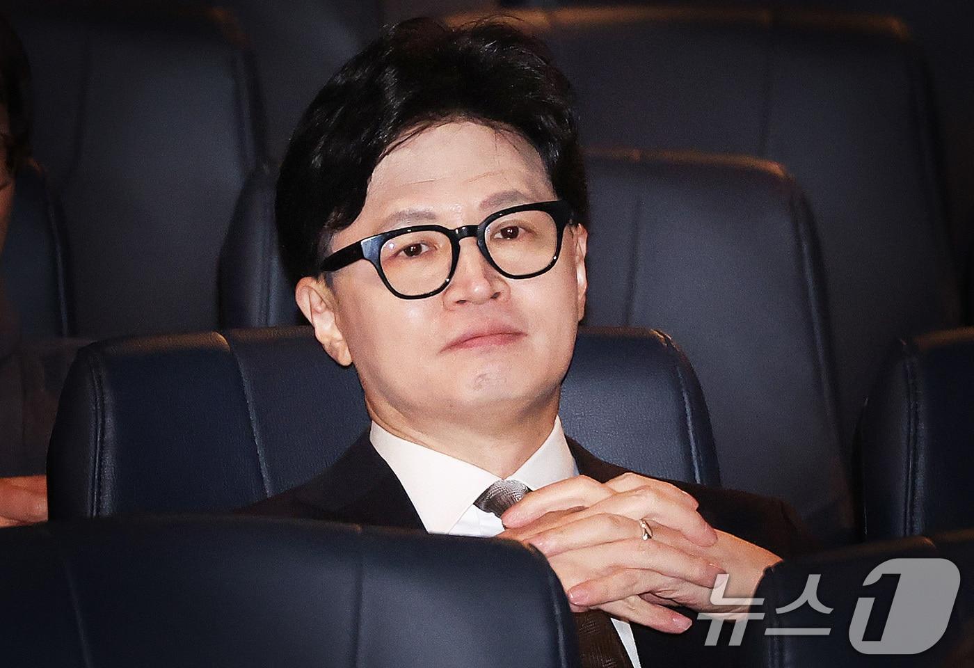본문 이미지 - 한동훈 전 국민의힘 대표가 지난 28일 서울 영등포구의 한 영화관에서 ‘잊혀진 대통령: 김영삼의 개혁시대’를 관람울 엎듁ㅎ 있다. ⓒ News1 송원영 기자