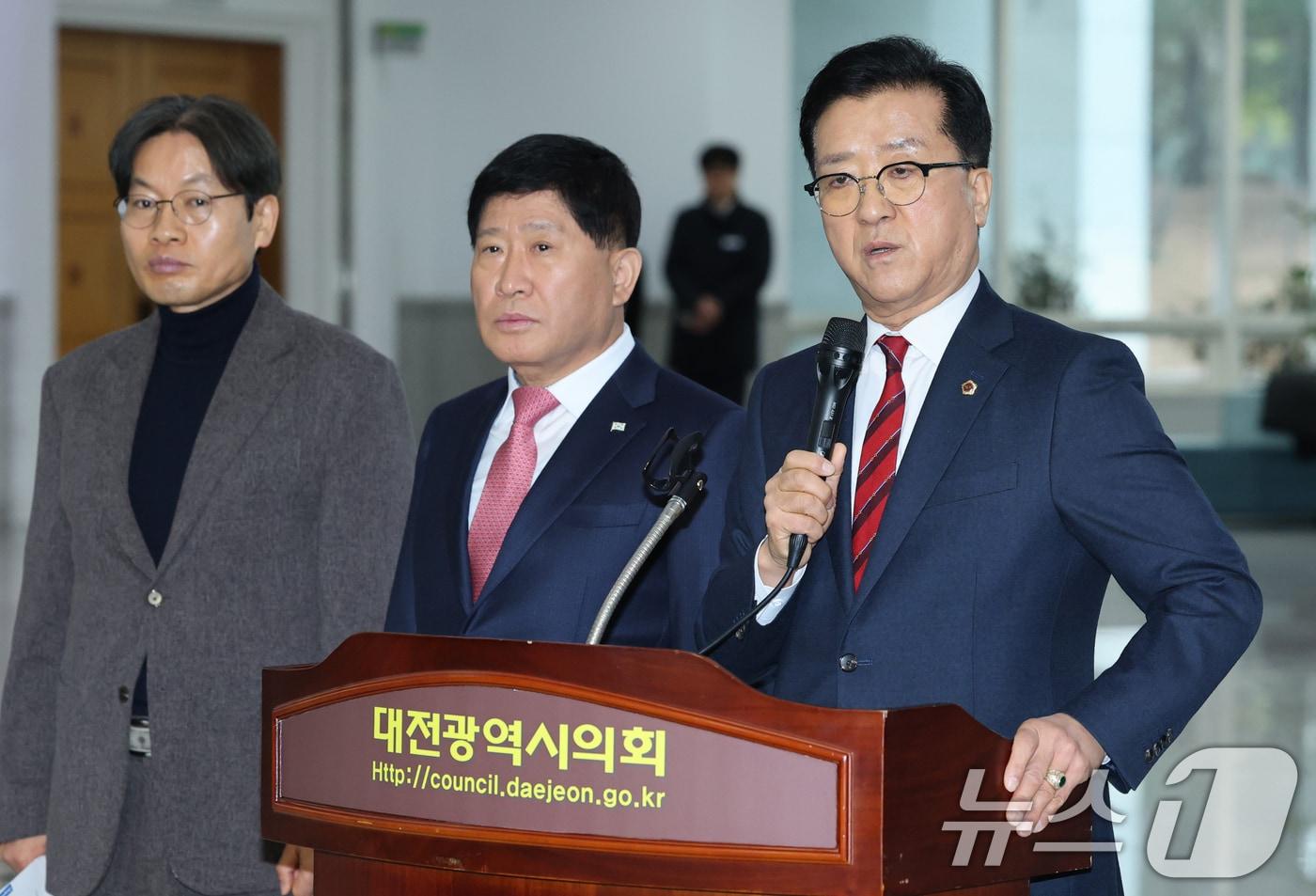 본문 이미지 - 조원휘 대전시의회 의장과 홍성현 충남도의회 의장이 29일 대전시의회에서 대전·충남 행정통합 관련 공동 기자회견을 열고 있다. 2026.1.29/뉴스1 ⓒ News1 김기태 기자