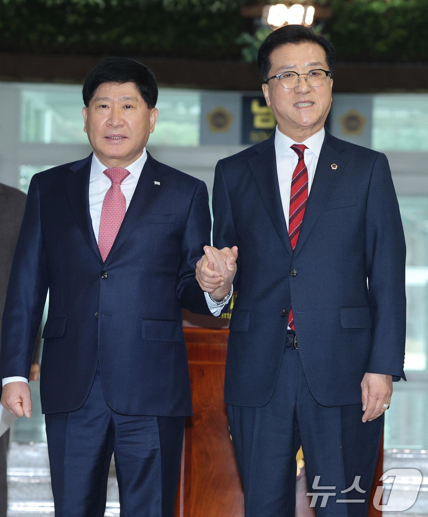 본문 이미지 - 조원휘 대전시의회 의장과 홍성현 충남도의회 의장이 29일 대전시의회에서 대전·충남 행정통합 관련 공동 기자회견에 앞서 손을 맞잡고 있다. 2026.1.29/뉴스1 ⓒ News1 김기태 기자