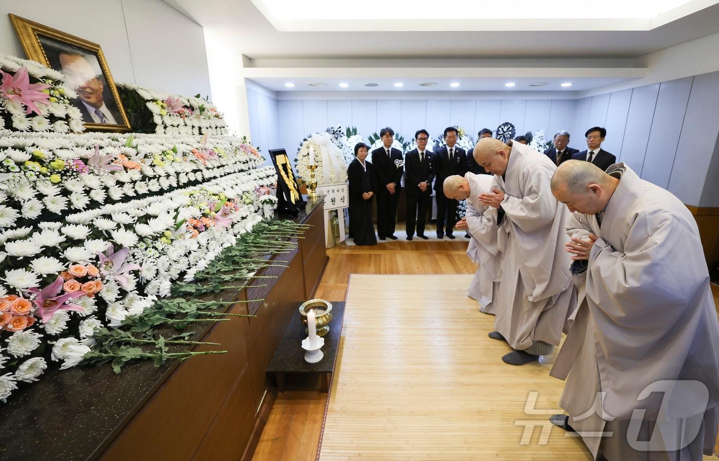 본문 이미지 - 천태종 감사원장인 용구스님(오른쪽 두 번째)이 29일 서울 종로구 서울대학교병원 장례식장에 마련된 고 이해찬 전 국무총리의 빈소에서 조문을 하고 있다. 2026.1.29/뉴스1 ⓒ News1 사진공동취재단