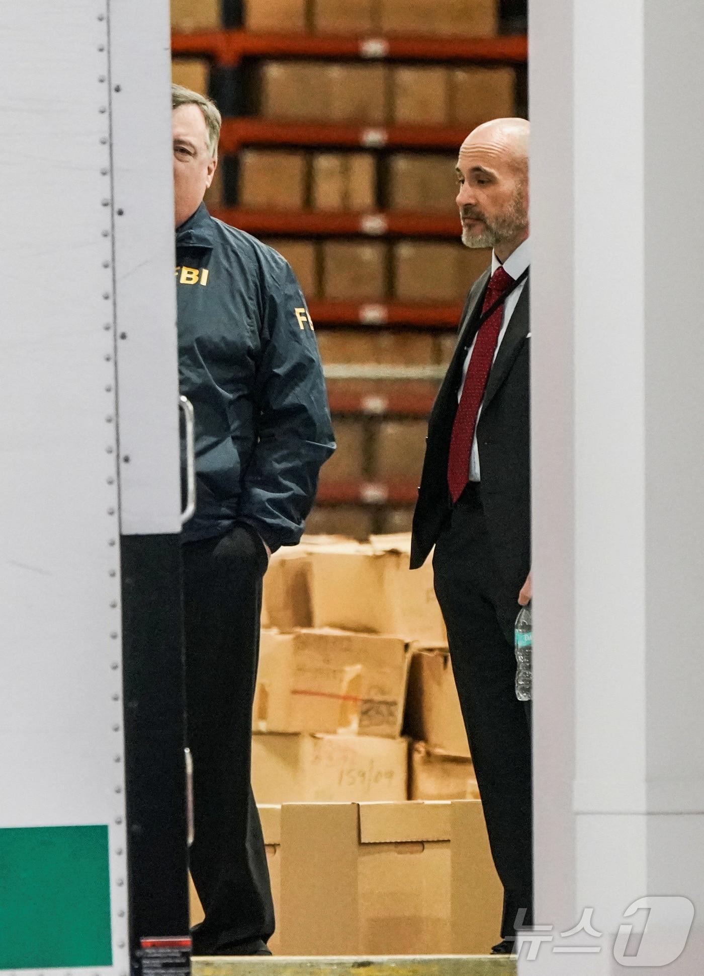 본문 이미지 - 미국 연방수사국(FBI)이 28일(현지시간) 조지아주 유니언 시티에 있는 풀턴 카운티 선거관리본부 및 운영 센터에 대해 압수수색을 실시했다. 상자가 가득 실린 차량이 선거관리본부 및 운영 센터 앞에 서 있다. 2026.1.28./뉴스1 ⓒ 로이터=뉴스1 ⓒ News1 이창규 기자