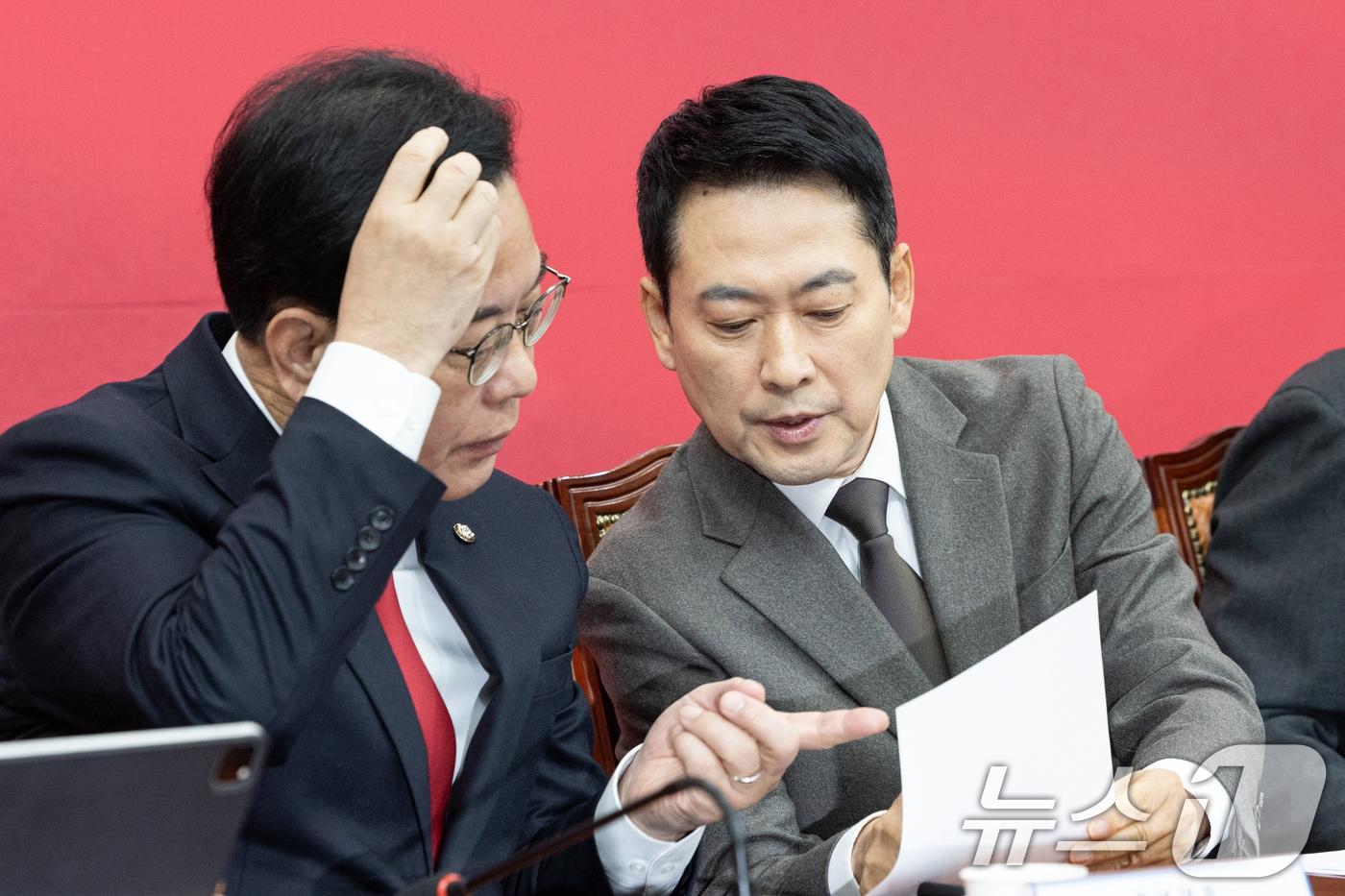 본문 이미지 - 장동혁 국민의힘 대표가 29일 서울 여의도 국회에서 열린 최고위원회의에서 송언석 원내대표와 대화하고 있다. 2026.1.29/뉴스1 ⓒ News1 이승배 기자