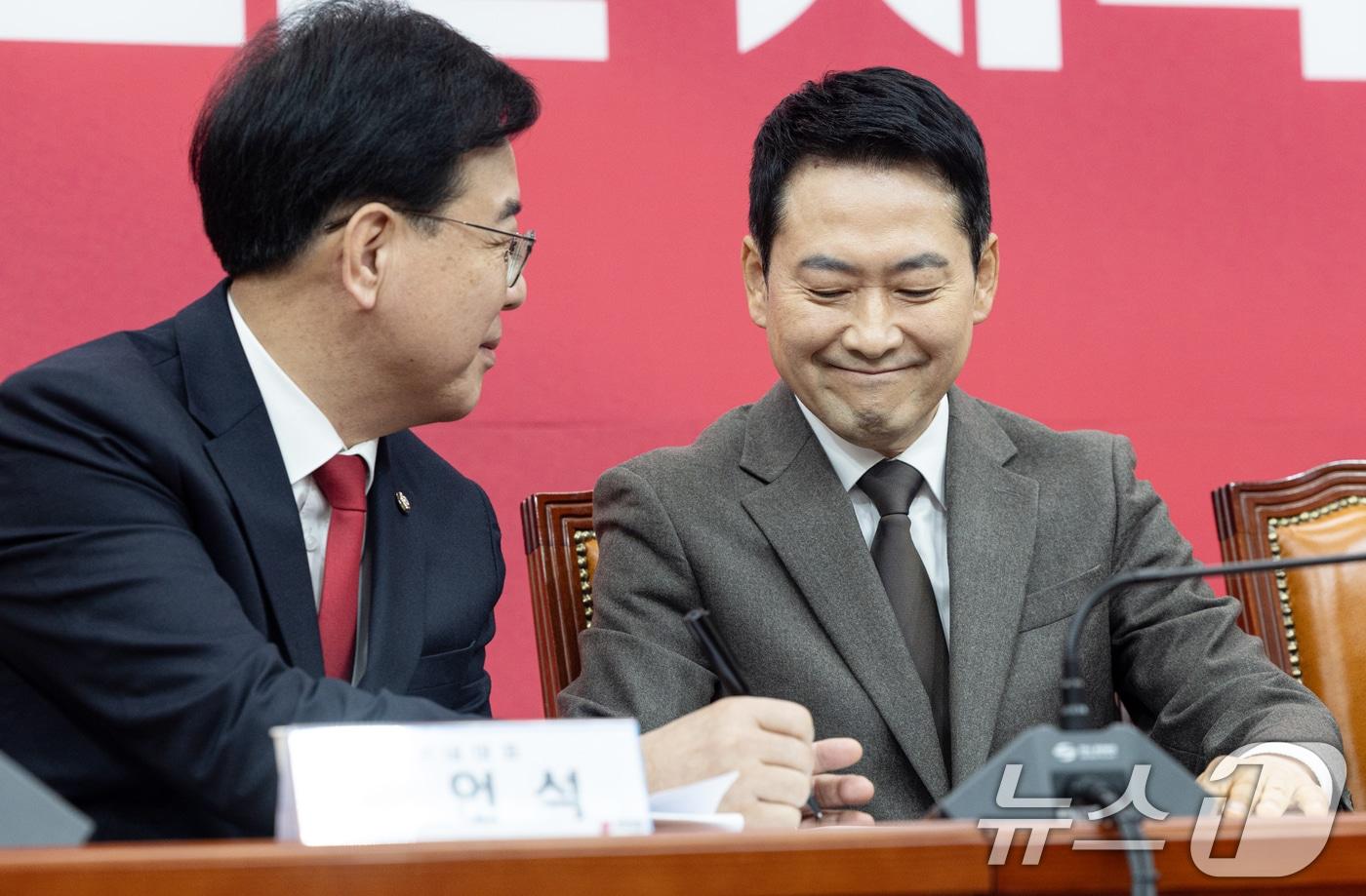 본문 이미지 - 장동혁 국민의힘 대표가 29일 서울 여의도 국회에서 열린 최고위원회의에서 송언석 원내대표의 메모에 미소 짓고 있다. 2026.1.29/뉴스1 ⓒ News1 이승배 기자