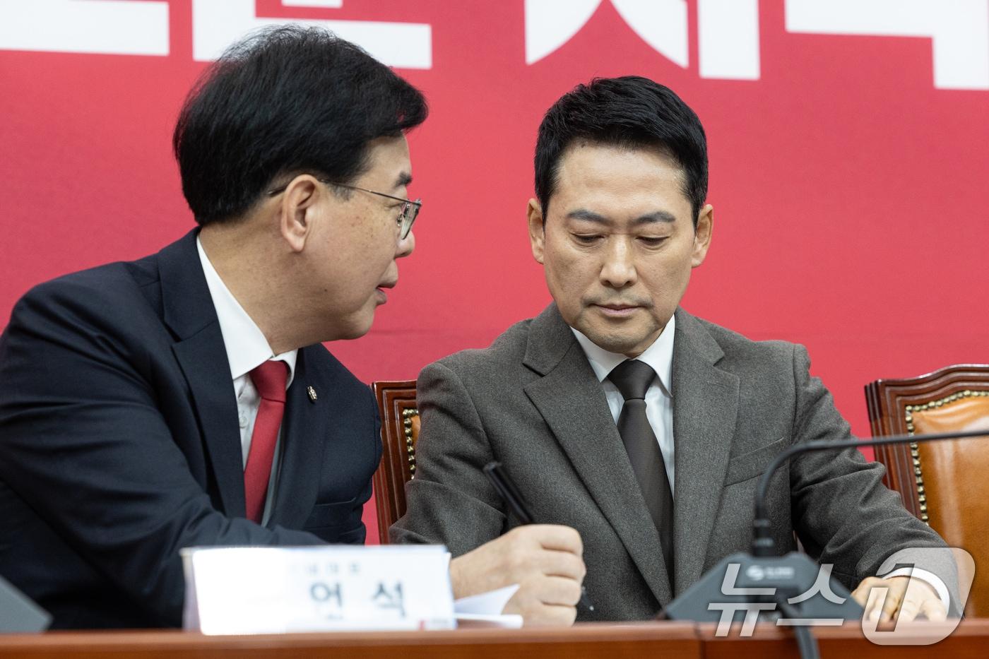 본문 이미지 - 장동혁 국민의힘 대표가 29일 서울 여의도 국회에서 열린 최고위원회의에서 송언석 원내대표의 메모를 보고 있다. 2026.1.29/뉴스1 ⓒ News1 이승배 기자