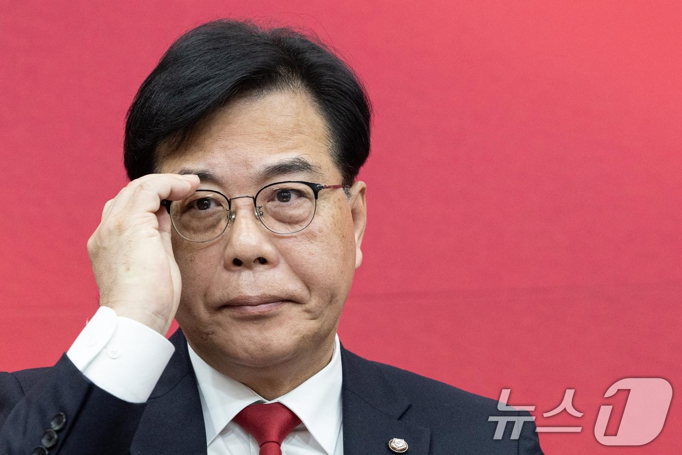 본문 이미지 - 송언석 국민의힘 원내대표가 29일 서울 여의도 국회에서 열린 최고위원회의에서 안경을 고쳐쓰고 있다. 2026.1.29/뉴스1 ⓒ News1 이승배 기자