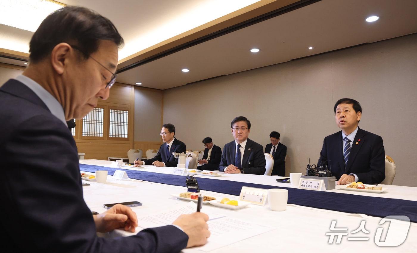 본문 이미지 - 구윤철 경제부총리 겸 재정경제부 장관이 29일 서울 종로구 정부서울청사에서 열린 주택공급촉진 관계장관회의에서 모두발언을 하고 있다. 2026.1.29/뉴스1