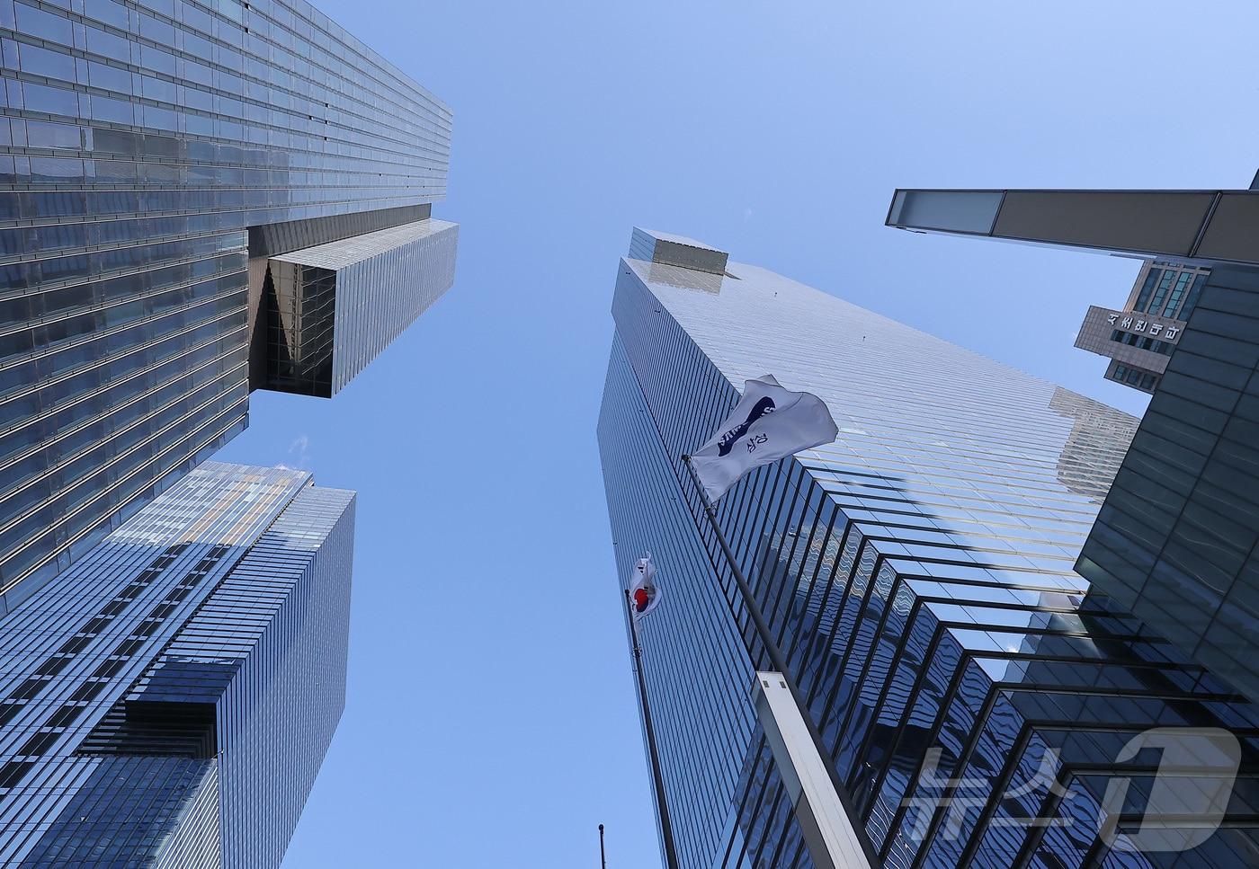 본문 이미지 - 서울 서초구 삼성생명·화재 서초 사옥. 2026.1.29/뉴스1 ⓒ News1 김성진 기자