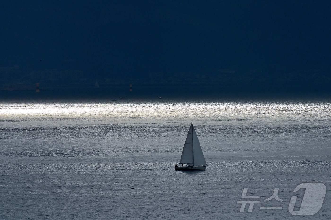 본문 이미지 - 프랑스 남부 마르세유 해안 근처 지중해에서 요트가 목격됐다. 2019.11.20 ⓒ AFP=뉴스1 ⓒ News1 김경민 기자 <자료사진>