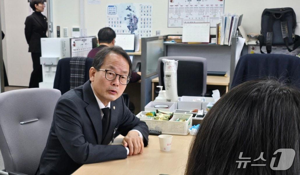 본문 이미지 - 세종시청 기자실을 찾은 강준현 국회의원. / 뉴스1