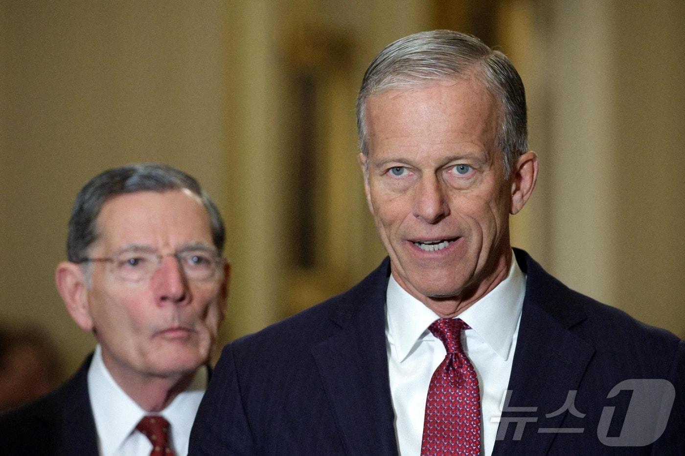 본문 이미지 - 28일(현지시간) 미국 워싱턴 D.C. 의사당에서 열린 상원 공화당 정책 점심 회동 직후, 존 튠 상원 공화당 원내대표(사우스다코타·오른쪽)가 기자회견에서 발언하고 있다.2026.01.28.ⓒ AFP=뉴스1
