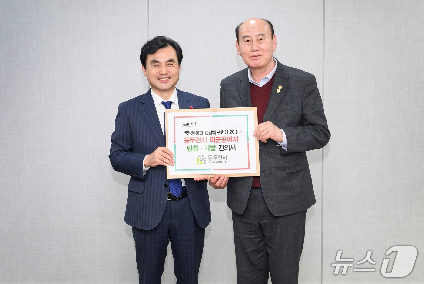 본문 이미지 - 안규백 국방부장관과 박형덕 동두천시장 (사진=동두천시) ⓒ News1