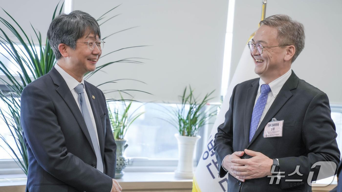 본문 이미지 - 전날 충북 청주 질병청사에서 임승관 질병청장과 몽골 국립감염병센터장이 면담하고 있다.(질병청 제공)
