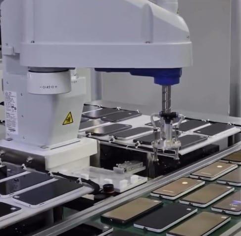 본문 이미지 - 29일 러시아 블라디보스토크에 본사를 둔 여행사 '보스토크 인투르'는 텔레그램 채널을 통해 북한의 스마트폰 공장을 조명했다. (보스토크 인투르 텔레그램 갈무리)