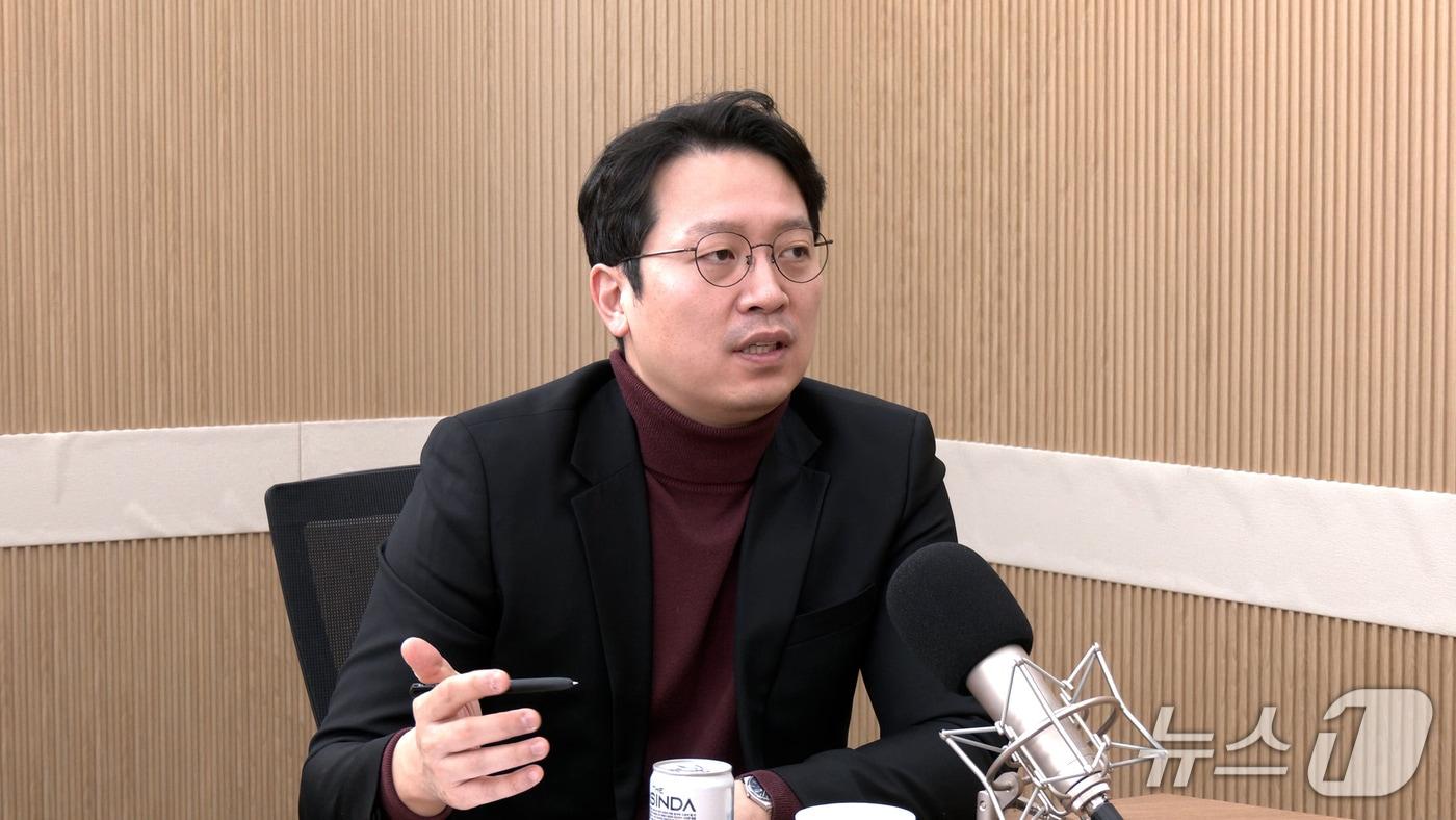 본문 이미지 - 이기인 개혁신당 사무총장이 29일 뉴스1TV '팩트앤뷰'에 출연해 질문에 답하고 있다.(뉴스1TV '팩트앤뷰' 캡처)