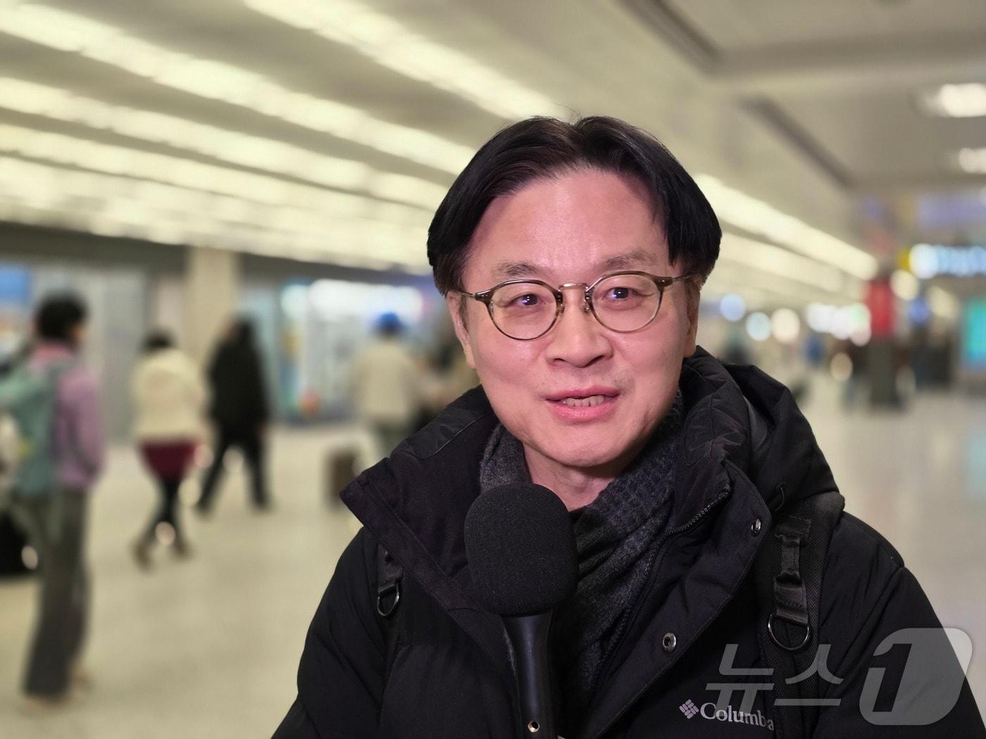 본문 이미지 - 김정관 산업통상자원부 장관이 28일(현지시간) 미국 워싱턴DC 인근 덜레스국제공항에서 한국 기자들과 만나 미국 측의 한국에 대한 관세율 인상에 대한 대응 방안에 대해 설명하고 있다. ⓒ News1 류정민 특파원