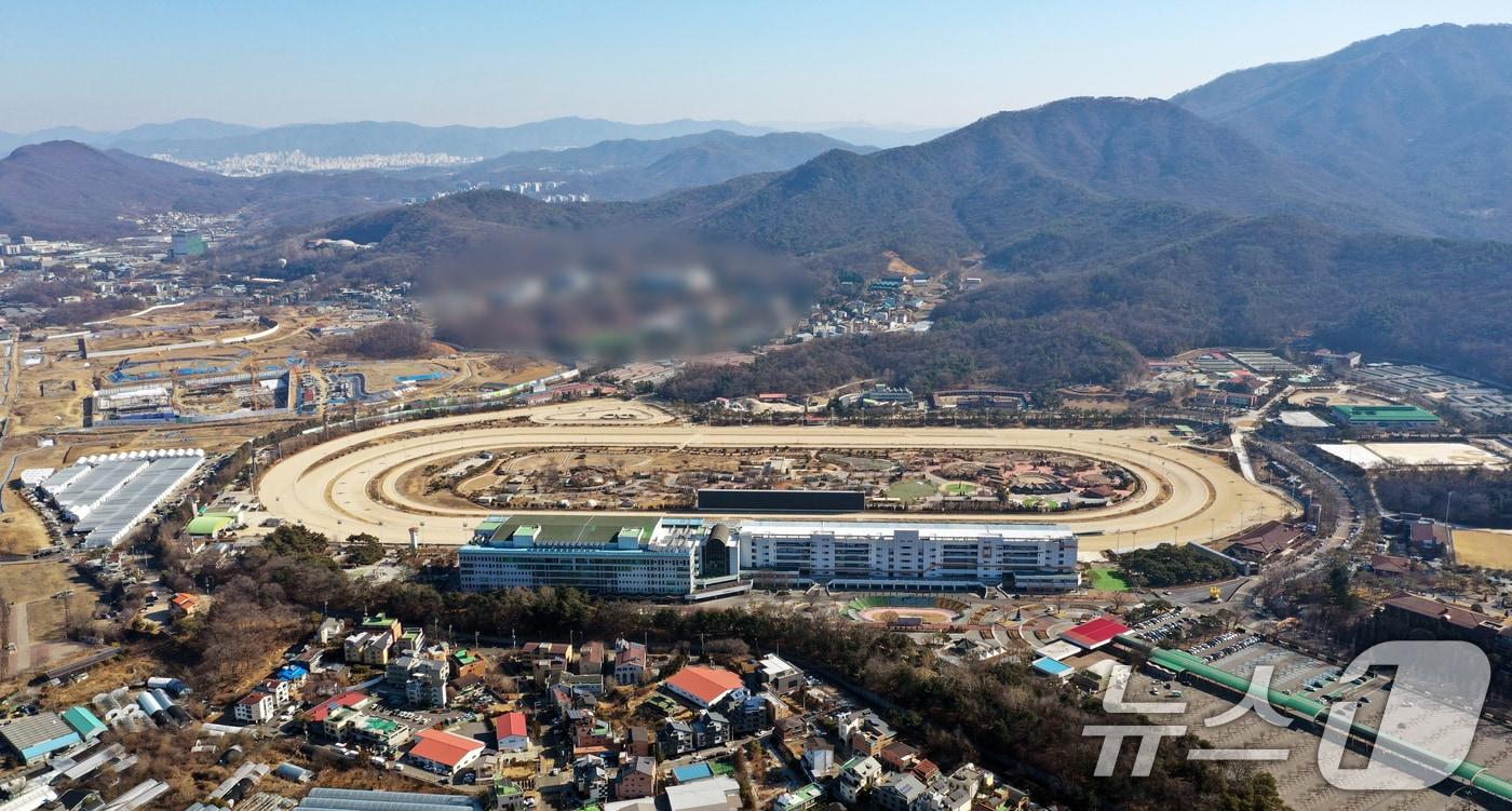 본문 이미지 - 국토교통부가 29일 9·7 공급대책의 후속 조치로 발표한 '1·29 도심 주택공급 확대 및 신속화 방안'을 통해 과천시 주암동 일원에서 경마장과 방첩사령부를 이전한 뒤 9800가구 규모의 주택을 공급해 주거·산업 복합 개발을 추진한다고 밝혔다. 사진은 이날 경기 과천시 주암동 일대의 모습. 2026.1.29/뉴스1 ⓒ News1 김영운 기자