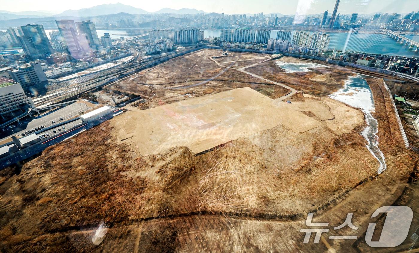 본문 이미지 - 정부가 29일 서울 용산과 경기 과천 등 수도권 핵심 입지의 국·공유지를 활용해 2030년까지 6만가구 규모의 주택을 공급한다고 발표했다. 가장 많은 물량으로는 용산이며 용산국제업무지구를 중심으로 캠프킴 등 주변 부지를 포함해 1만가구 이상을 공급할 계획이다. 이어 경기 과천 경마장과 방첩사 부지, 노원구 태릉CC 부지 등에 주택을 공급한다. 사진은 이날 서울 용산구 용산국제업무지구의 모습. 2026.1.29 / ⓒ 뉴스1 이호윤 기자