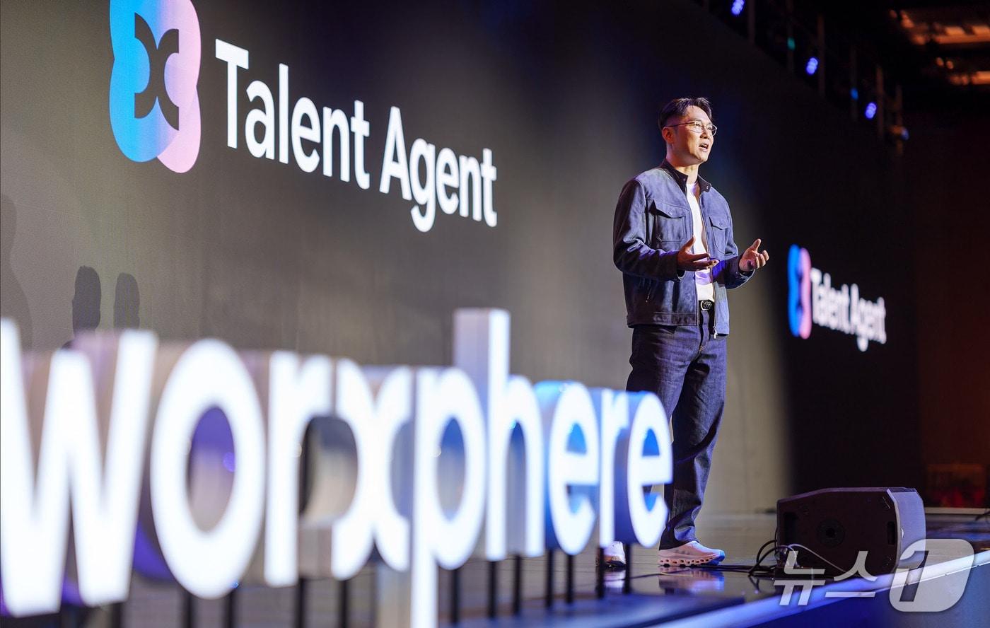 본문 이미지 - 윤현준 잡코리아 대표가 새로운 사명 웍스피어를 소개하고 있다.(잡코리아 제공)