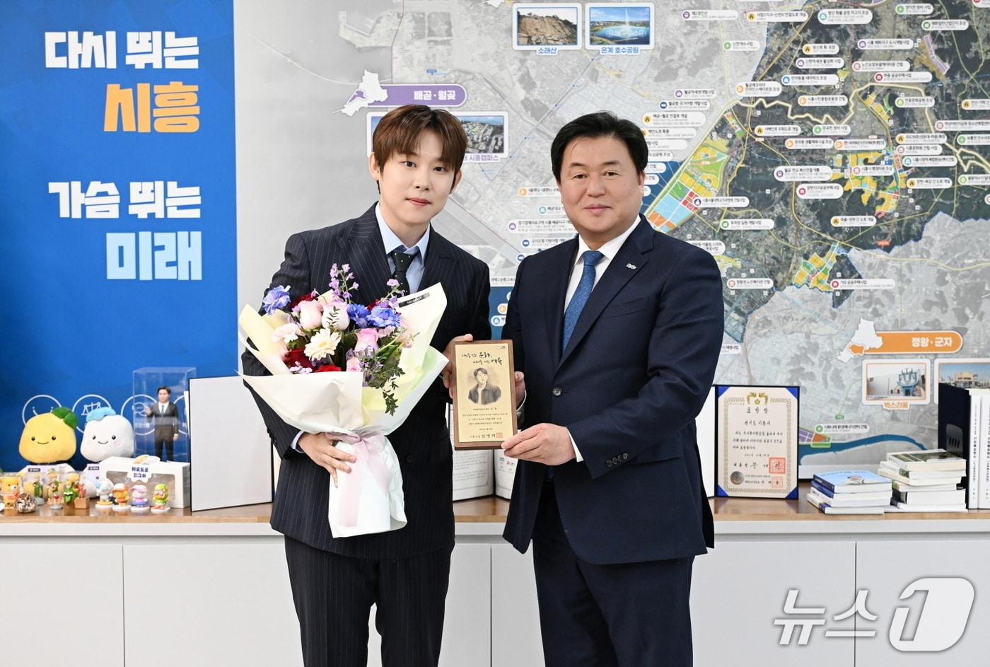 본문 이미지 - 가수 진욱(왼쪽) 명예문화홍보대사 위촉식.(시흥시 제공)