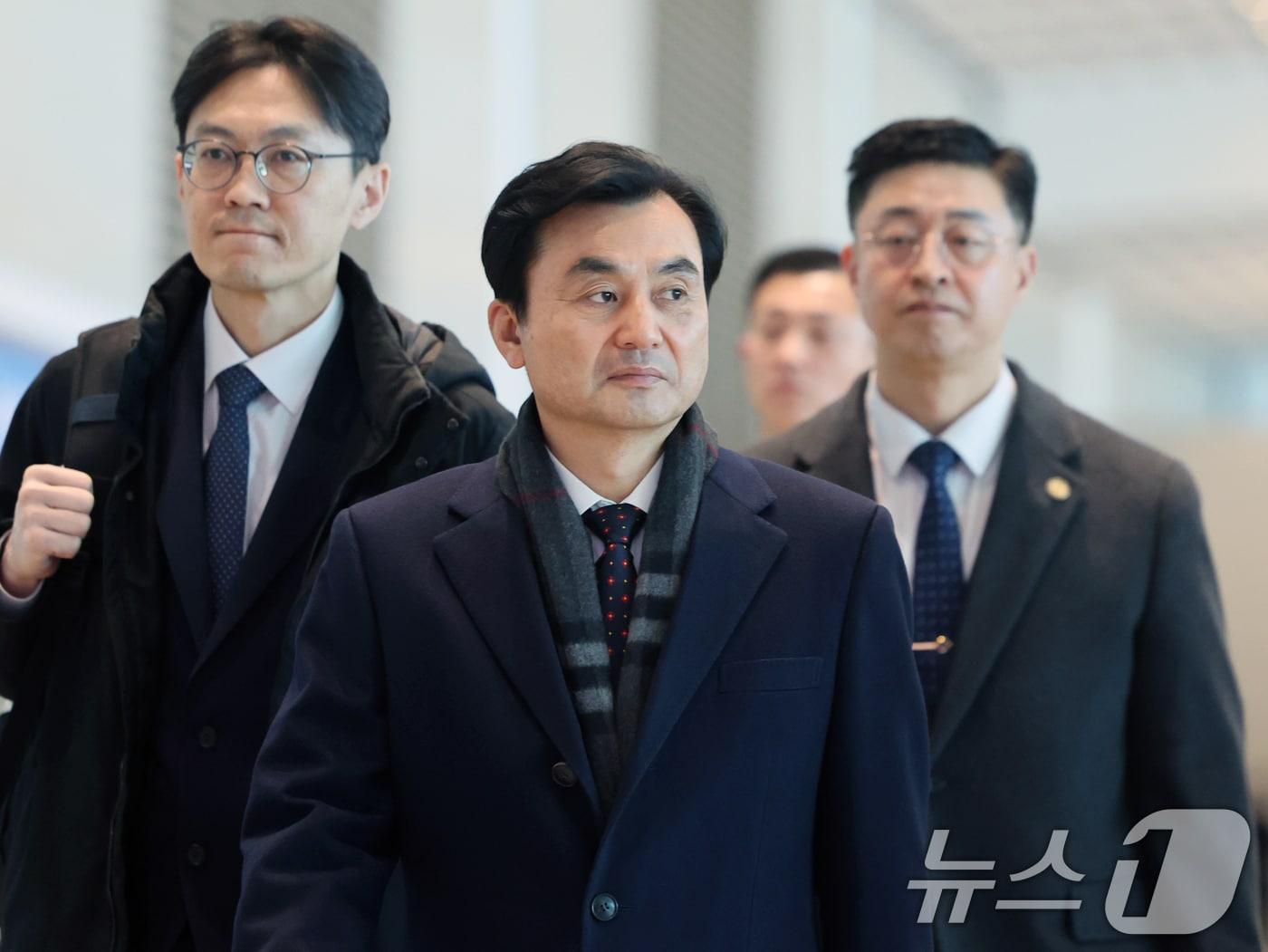 본문 이미지 - 안규백 국방부 장관이 29일 오후 인천공항을 통해 일본 도쿄로 출국하고 있다. 2026.1.29/뉴스1 ⓒ News1 황기선 기자