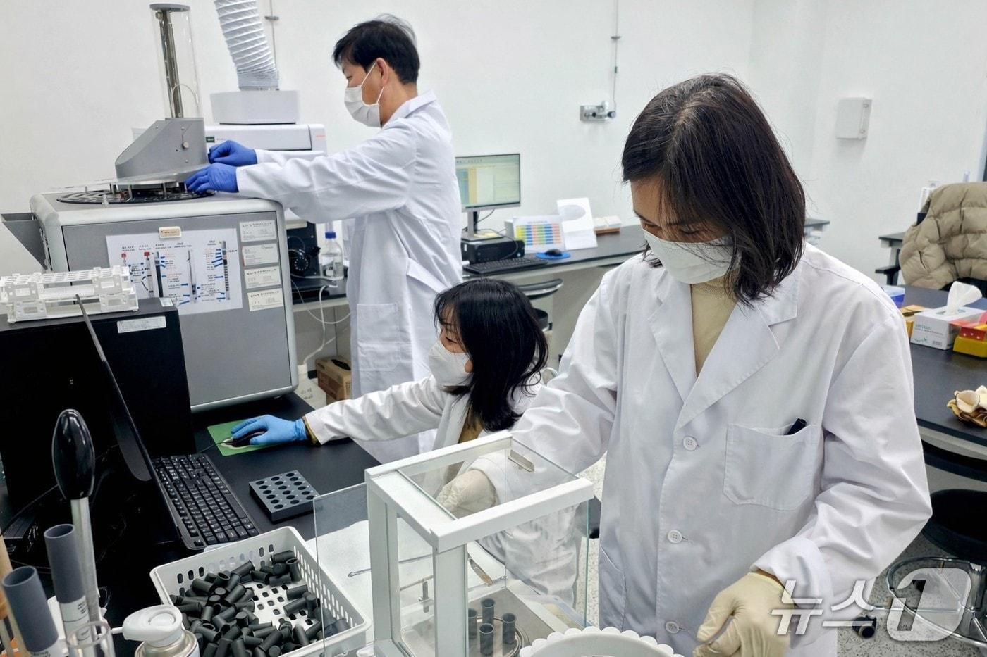 본문 이미지 - 전북 임실군 농업기술센터가 토양검사와 가축분뇨 퇴·액비 부숙도 검사를 연중 무료로 지원한다.(임실군제공, 재판매 및 DB금지)2026.1.29/뉴스1