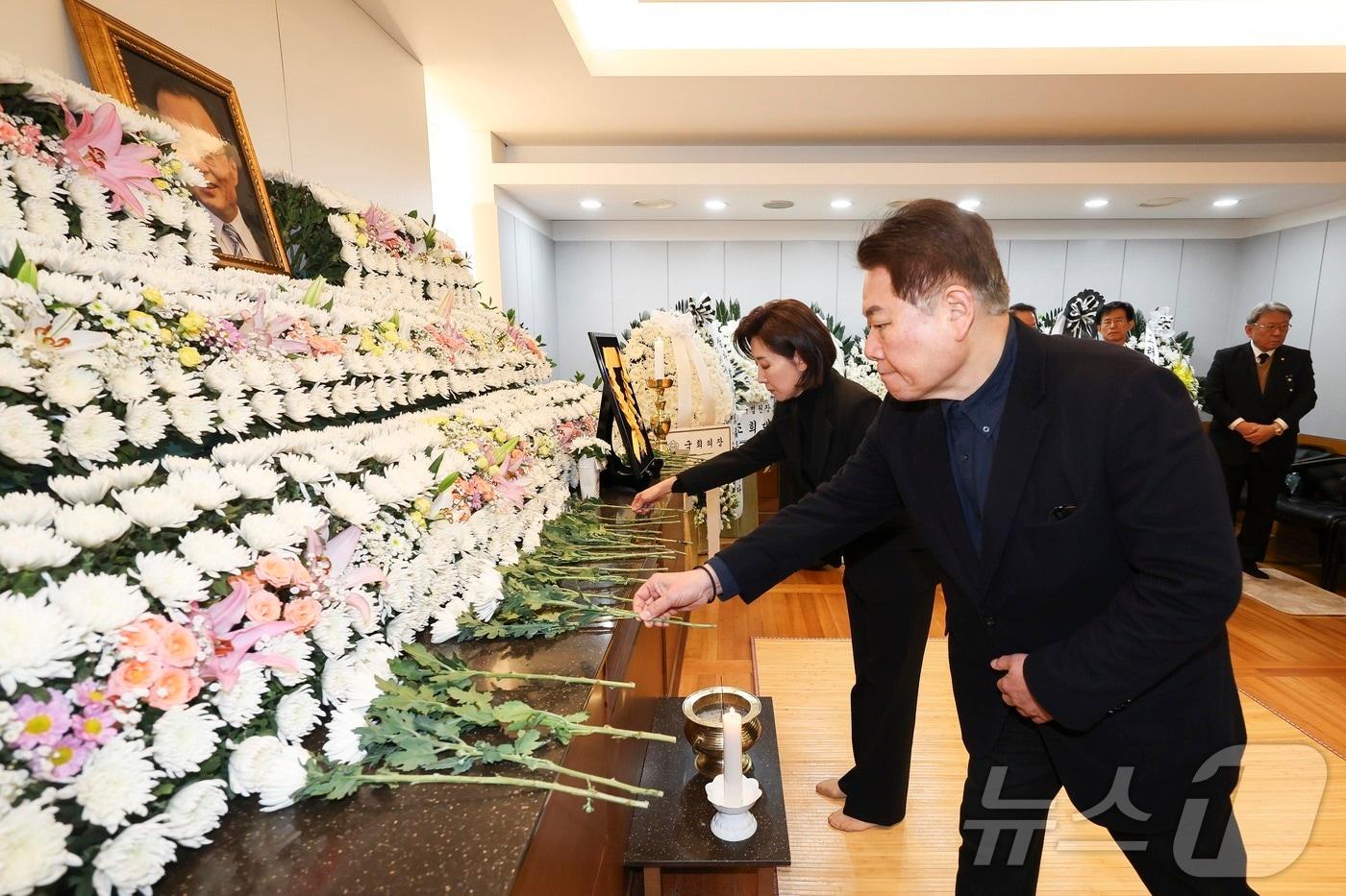 본문 이미지 - 나경원 국민의힘 의원이 29일 서울 종로구 서울대학교 병원 장례식장에 마련된 고 이해찬 전 국무총리의 빈소에서 조문을 하고 있다. 2026.1.29/뉴스1 ⓒ News1 사진공동취재단