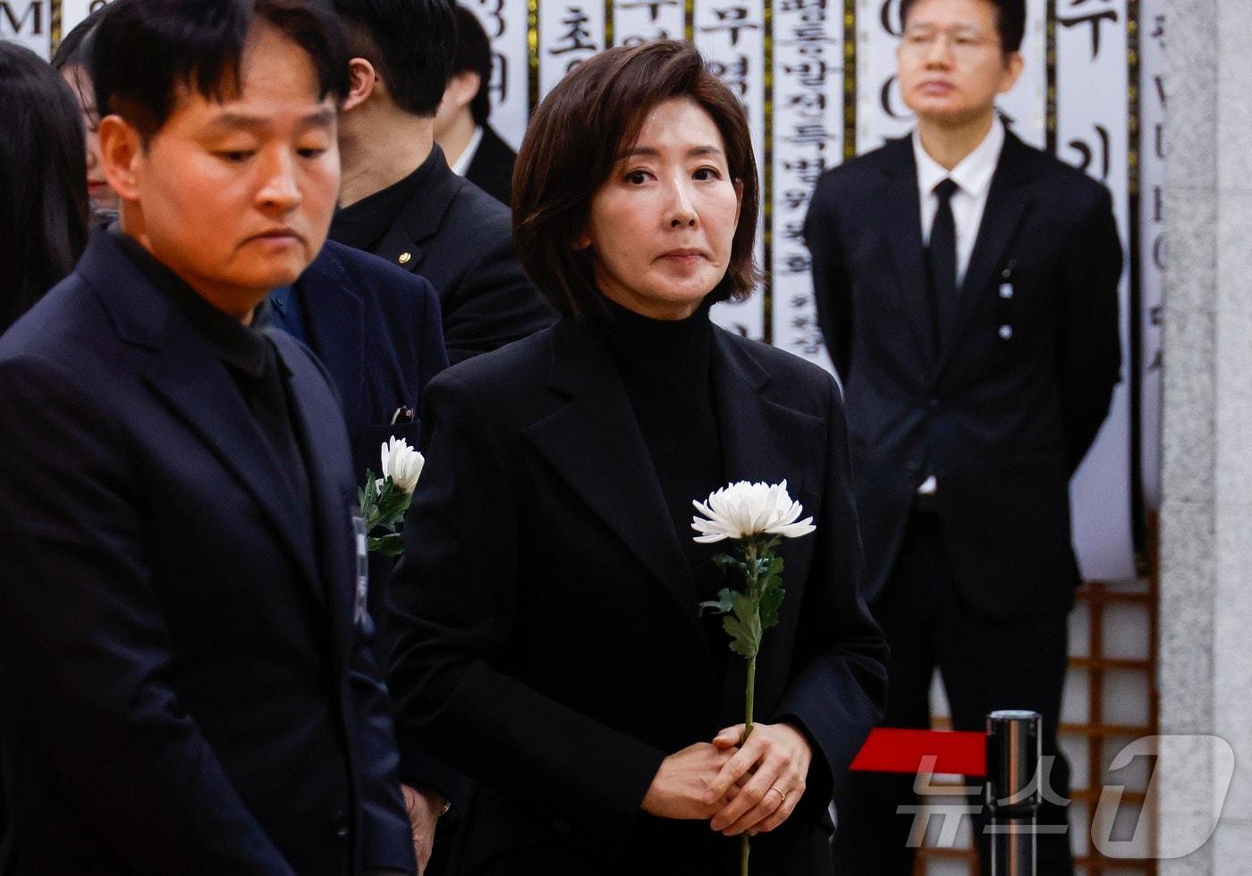 본문 이미지 - 나경원 국민의힘 의원이 29일 서울 종로구 서울대학교병원 장례식장에 마련된 고 이해찬 전 국무총리의 빈소에서 조문을 하고 있다. 2026.1.29/뉴스1 ⓒ News1 사진공동취재단