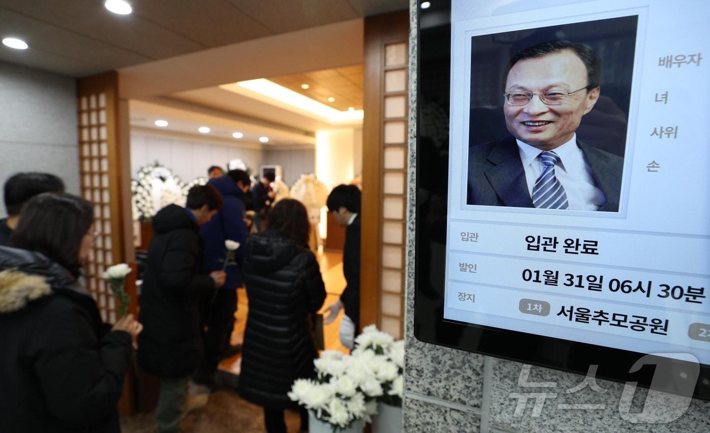본문 이미지 - 29일 오전 서울 종로구 서울대학교병원 장례식장에 마련된 故 이해찬 전 국무총리의 빈소에서 시민들이 조문을 하고 있다. 2026.1.29/뉴스1 ⓒ News1 사진공동취재단