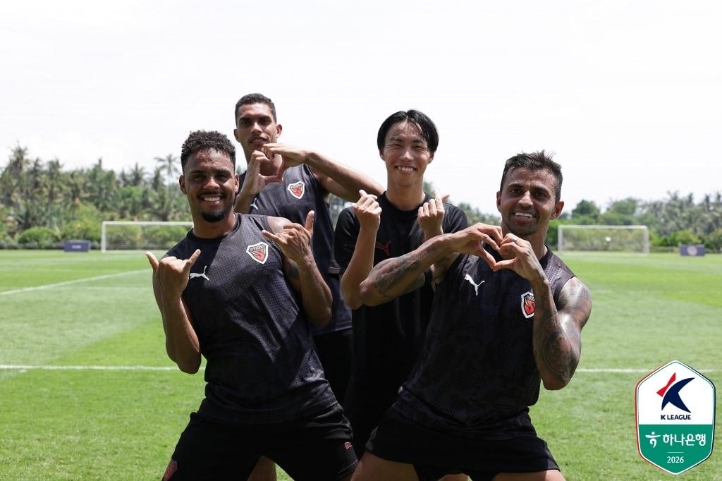 본문 이미지 - 인도네시아 발리에서 동계훈련 중인 포항 선수들(한국프로축구연맹 제공) 