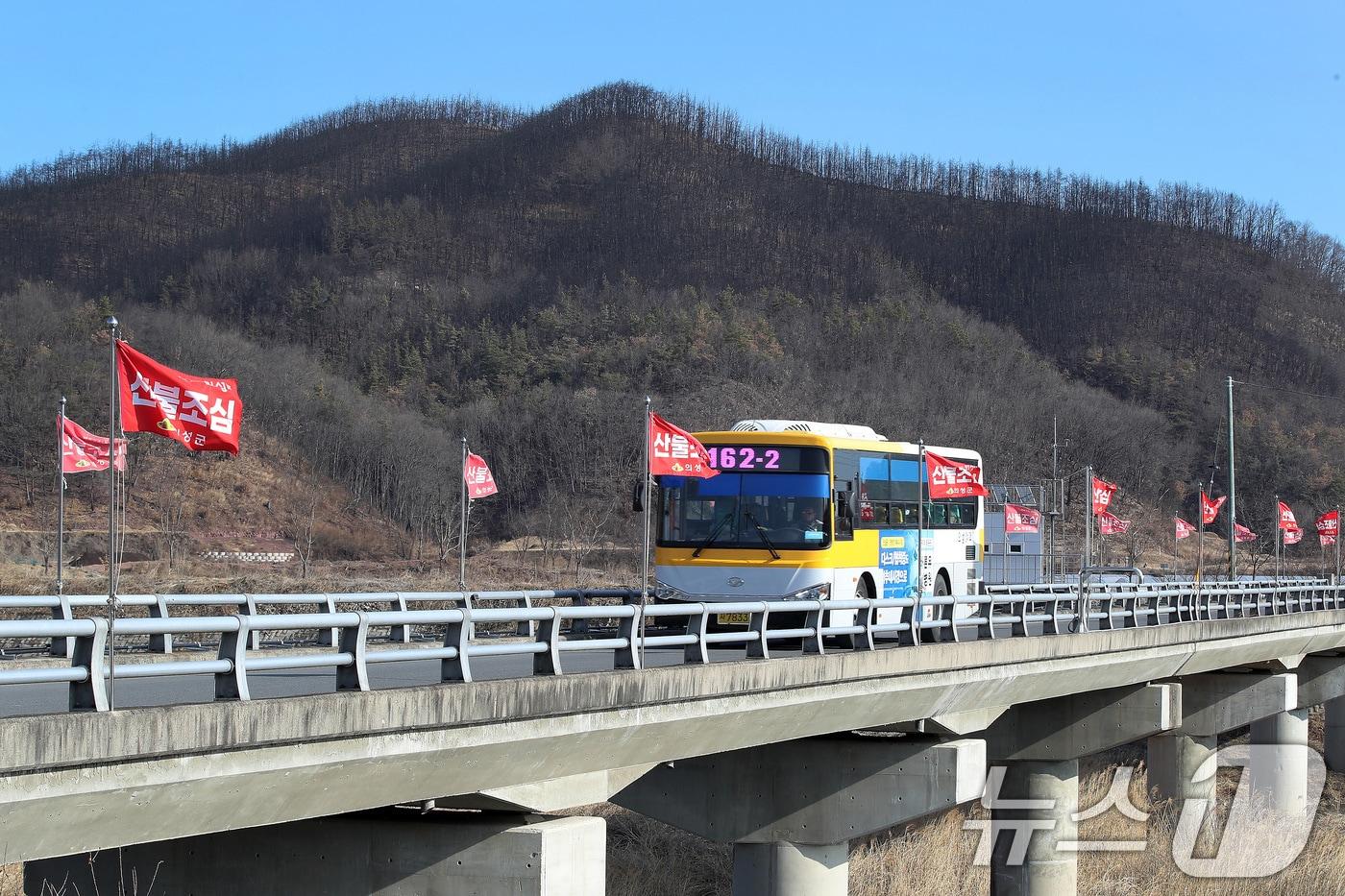 본문 이미지 -  한 야산 앞에 산불조심 깃발이 바람에 나부끼고 있다. (자료사진) ⓒ 뉴스1 공정식 기자