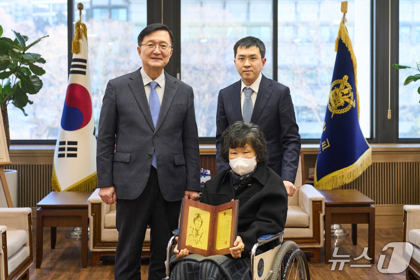 본문 이미지 - 유홍림 서울대 총장이 지난 28일 관악캠퍼스 행정관에서 주경숙 대표(법과대학 72학번·앞줄)에게 감사패를 전달했다. (서울대 제공)