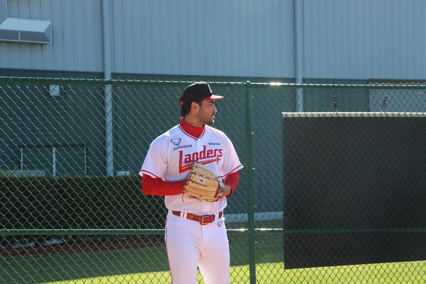 본문 이미지 - SSG 랜더스의 미치 화이트가 28일(현지시간) 팀 스프링캠프에서 불펜 투구를 하고 있다. (SSG 제공)