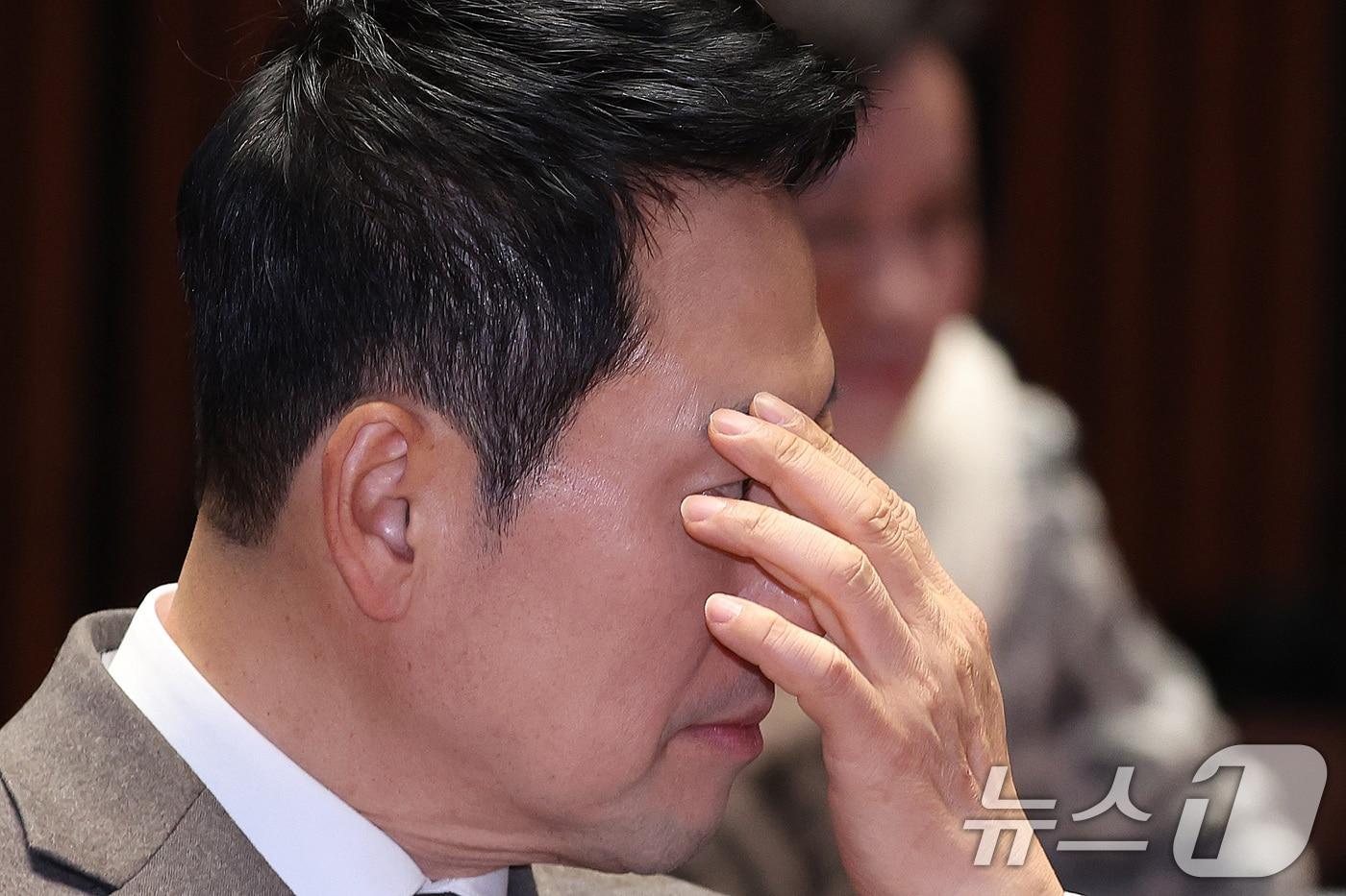 본문 이미지 - 장동혁 국민의힘 대표가 29일 서울 여의도 국회에서 열린 의원총회에서 얼굴을 매만지고 있다. 2026.1.29/뉴스1 ⓒ News1 신웅수 기자