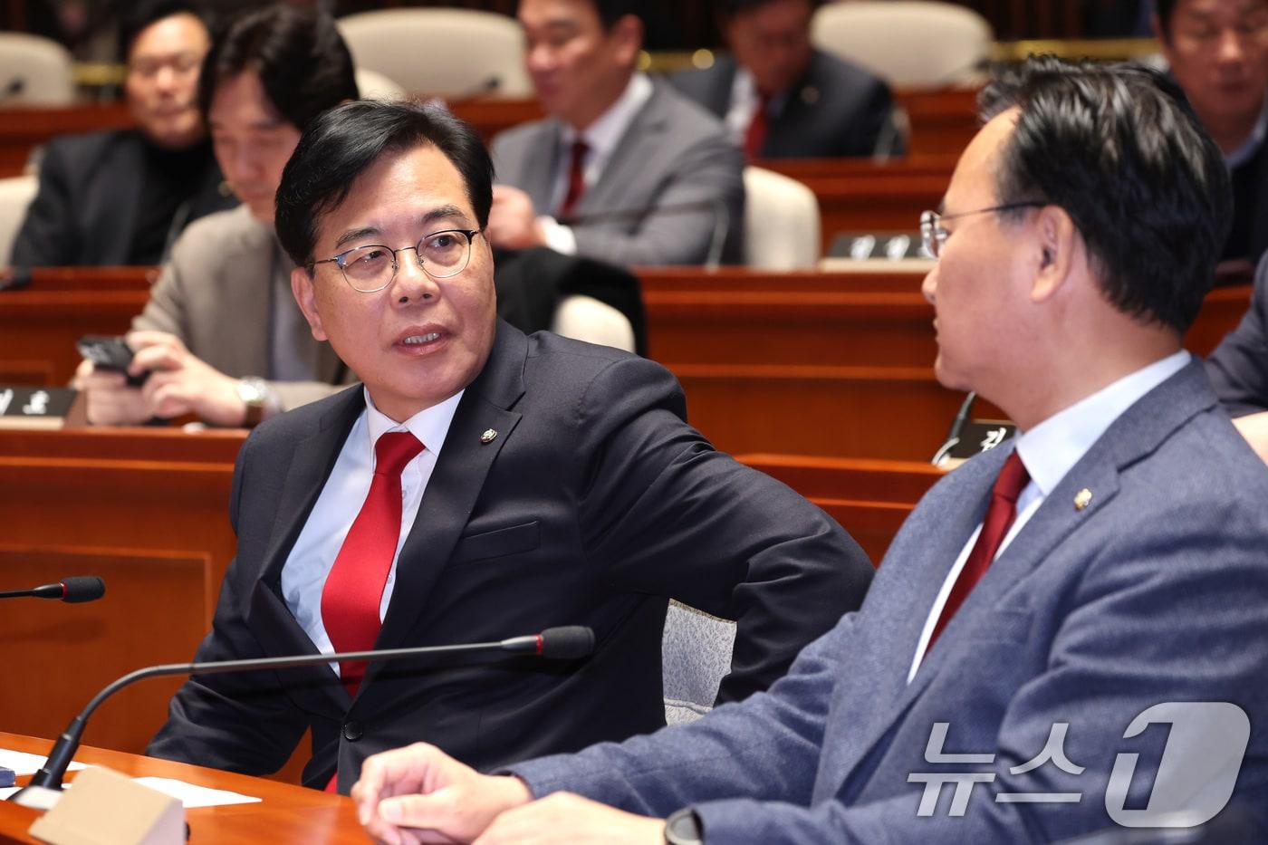 본문 이미지 - 송언석 국민의힘 원내대표와 유상범 원내수석부대표가 29일 서울 여의도 국회에서 열린 의원총회에서 대화하고 있다. 2026.1.29/뉴스1 ⓒ News1 신웅수 기자